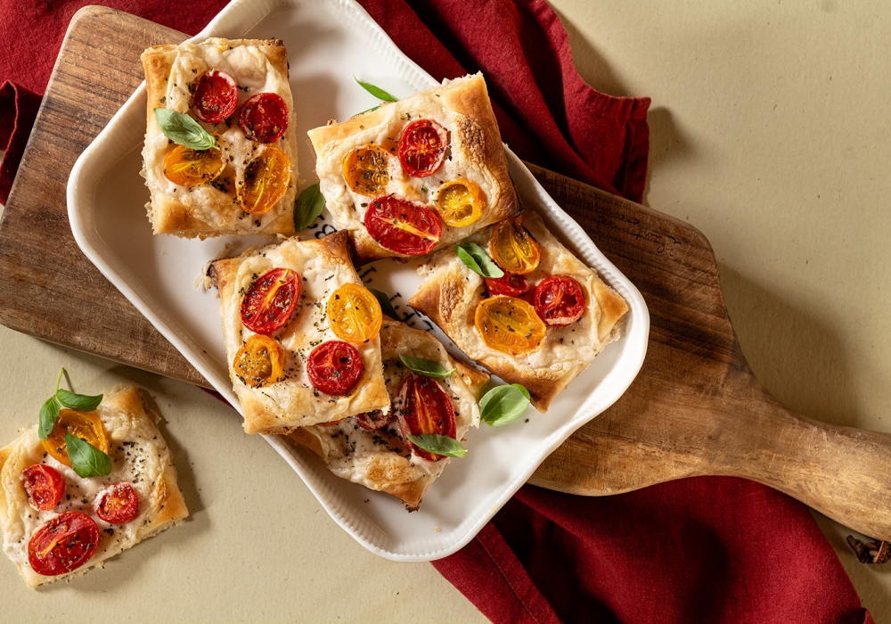 Tartellette con spalmabile vegetale e pomodorini