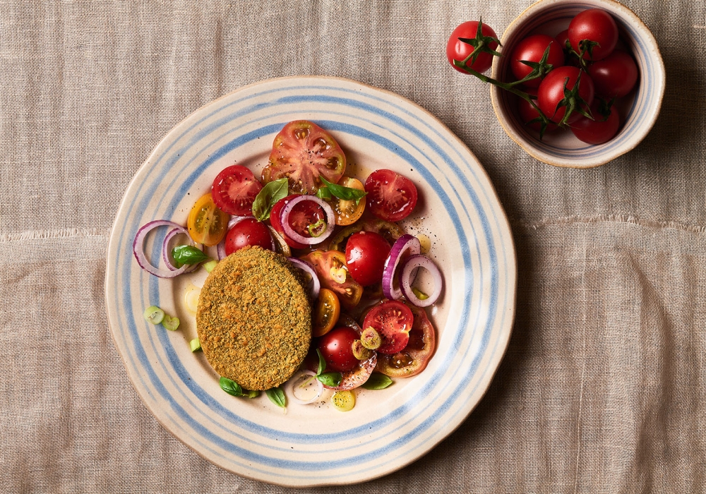 Cotoletta con spinaci con insalata di pomodori, cipolla rossa, cipollotti e basilico