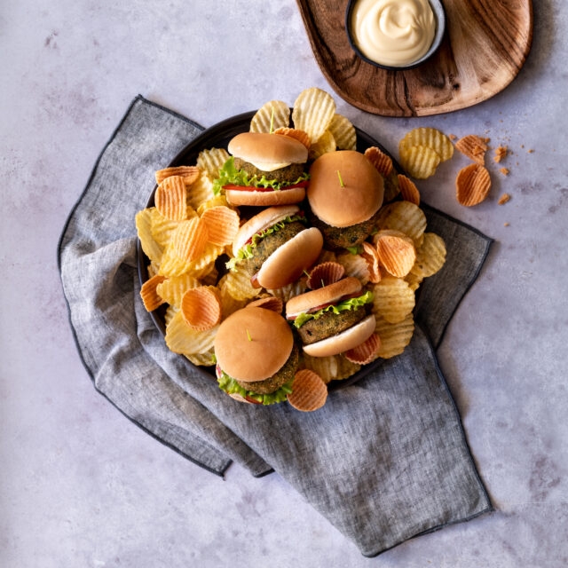 Mini burger nel panino con maionese, pomodori e insalata gentile