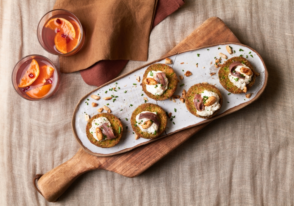 Mini burger ai broccoli con stracciatella, acciughe e mandorle