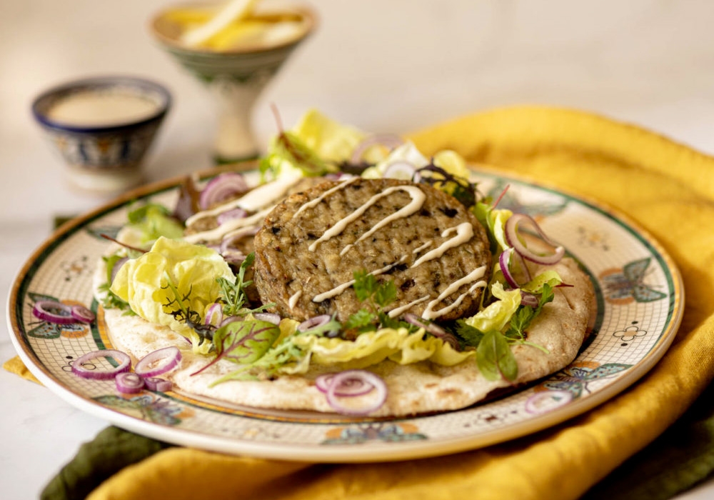 Pita con burger alle melanzane, misticanza e salsa tahina