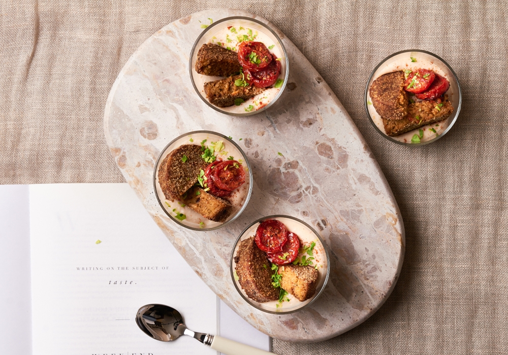 Mini burger con pomodori e olive, con crema di cannellini e pomodorini canditi