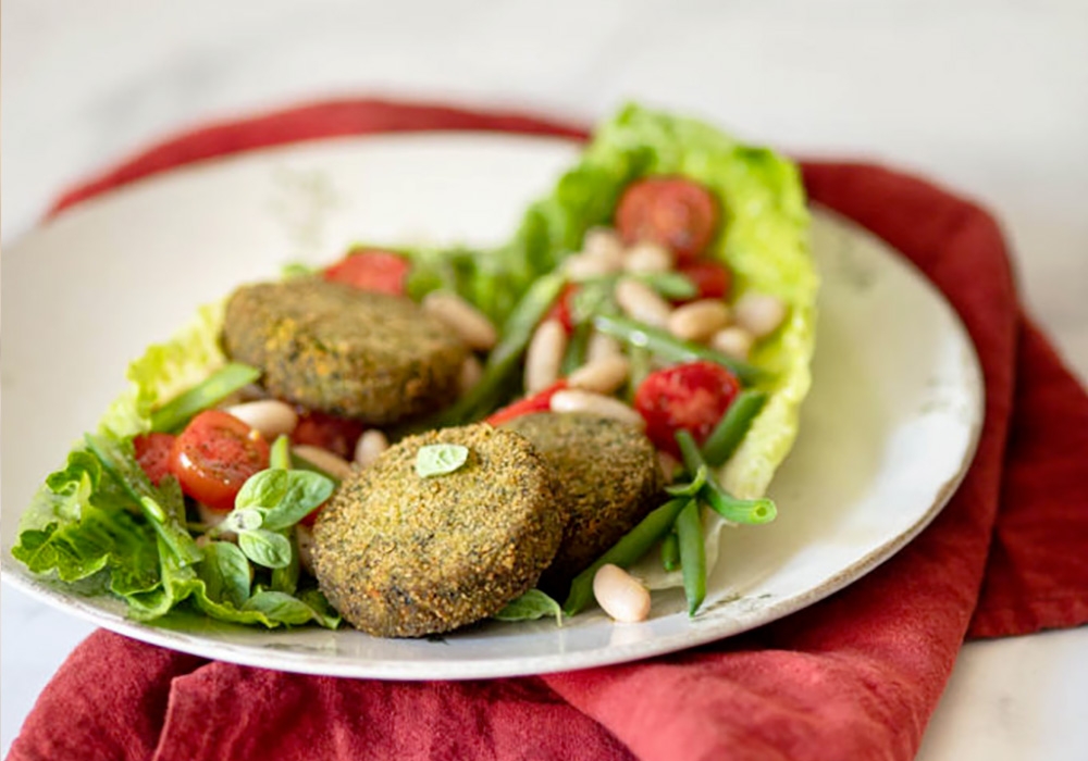 Mini burger agli spinaci con lattuga romana cannellini, pomodorini e fagiolini