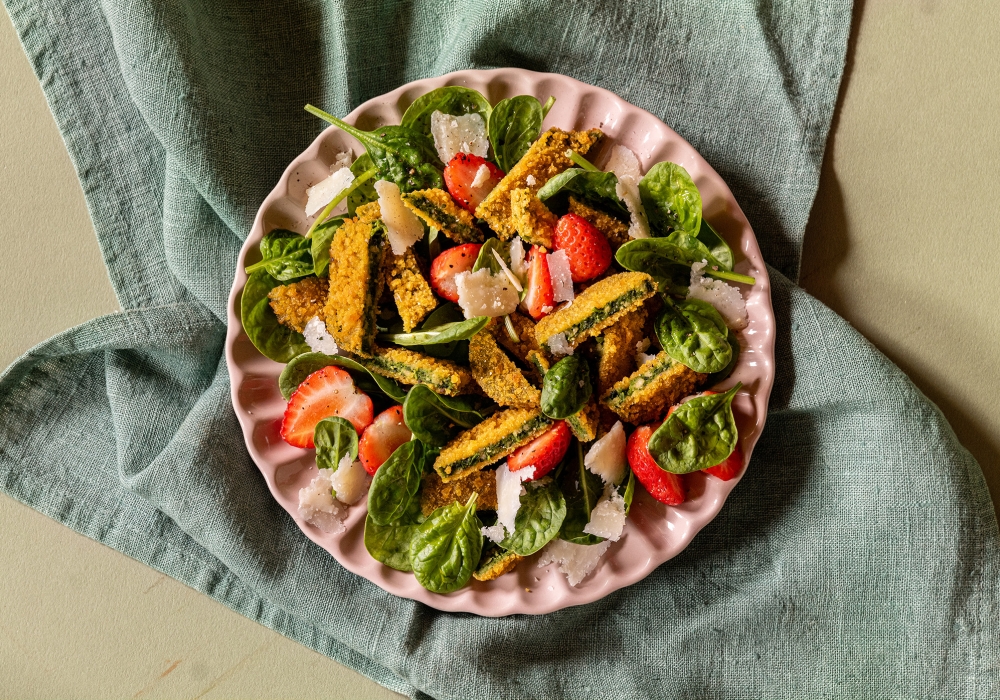 Mini cotolette con insalata di spinacini e  fragole, parmigiano