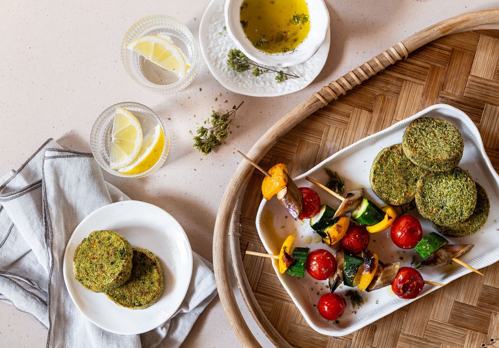 Burger agli spinaci con spiedini di verdure grigliate