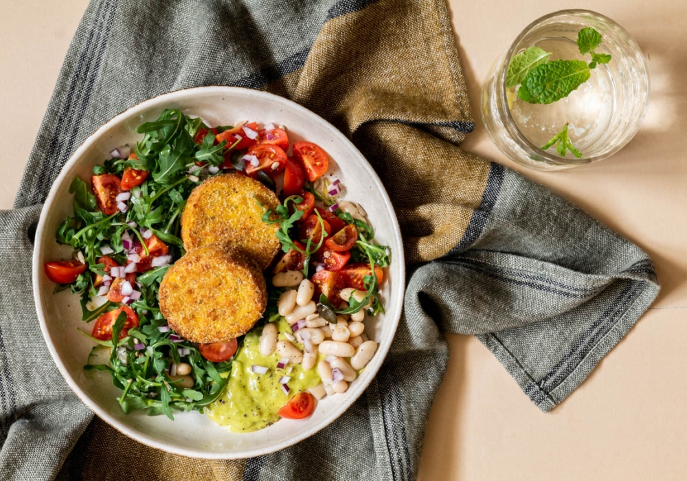 Pranzo light con Mini Burger & insalata di rucola, pomodorini e cannellini