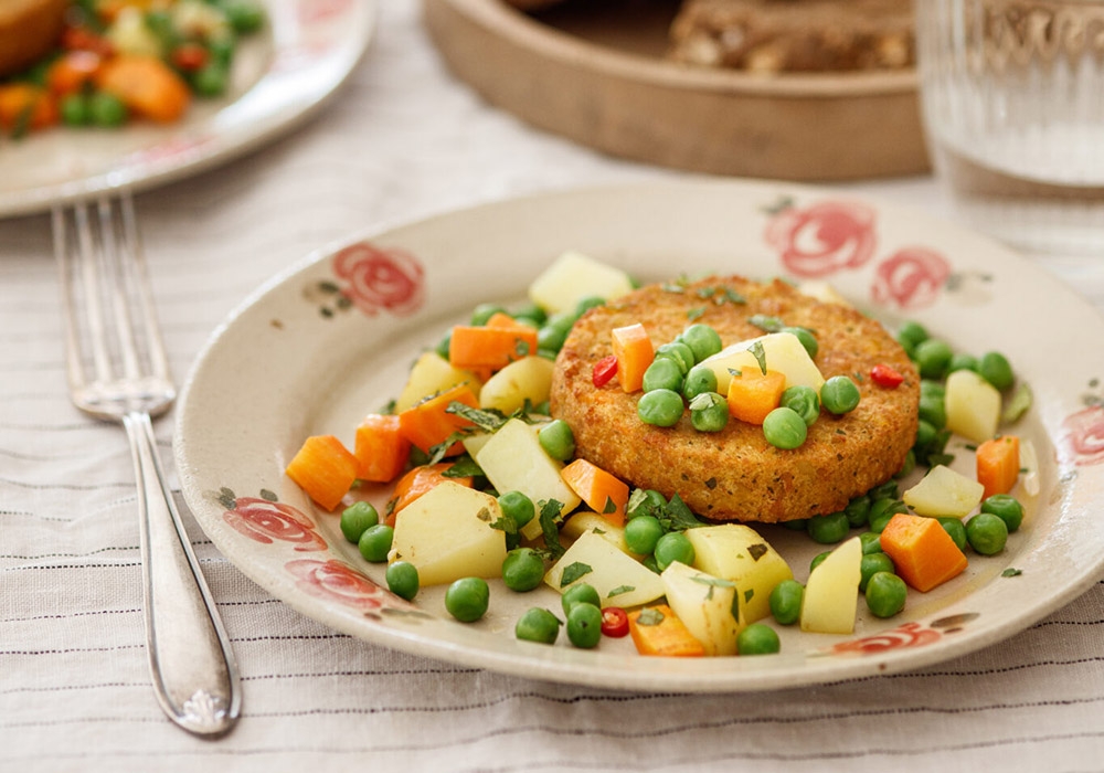 Burger ai ceci con carote, patate e piselli piccantini
