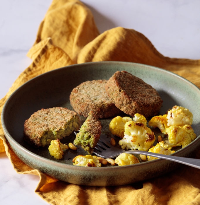 Mini burgers with broccoli and roasted cauliflower with turmeric and pine nuts