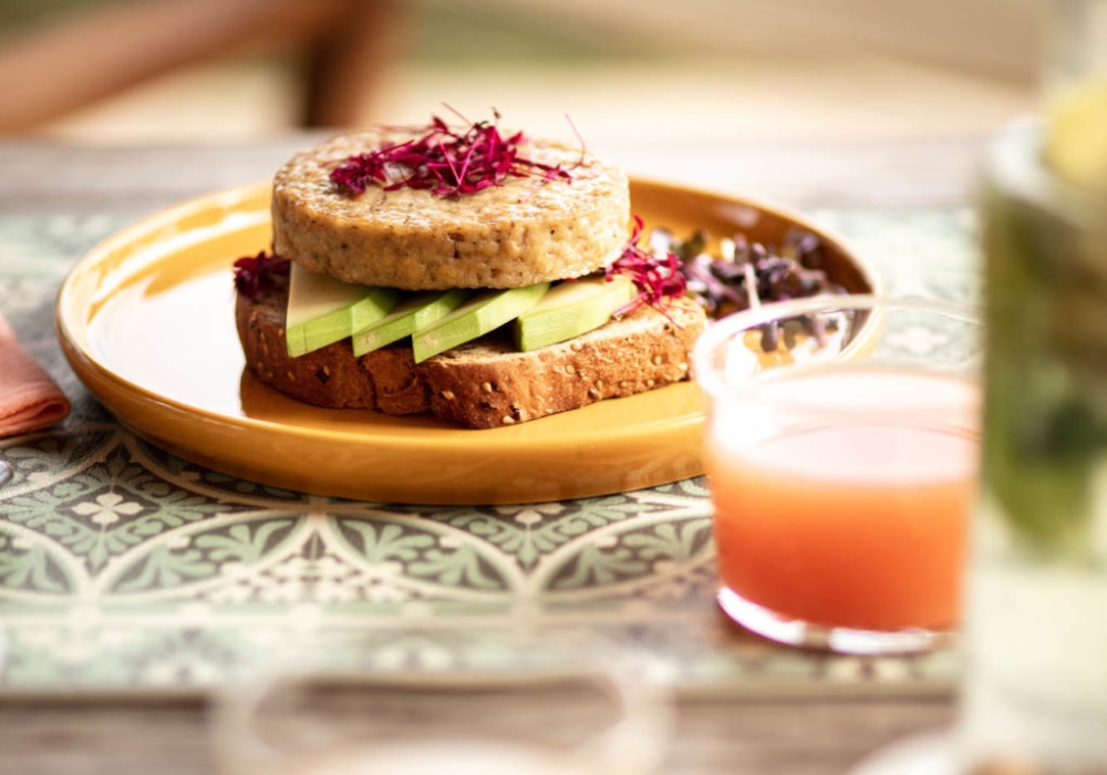 Avocado toast con burger ai funghi