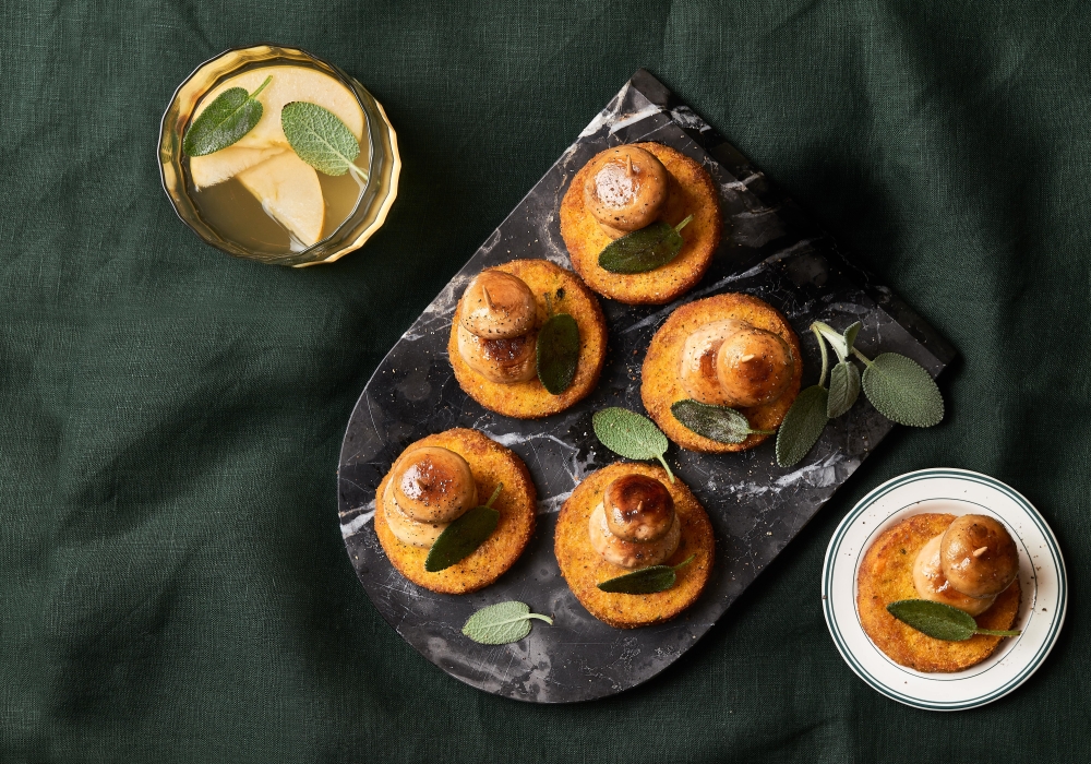 Tartine di mini burger zucca e carote con champignon e salvia