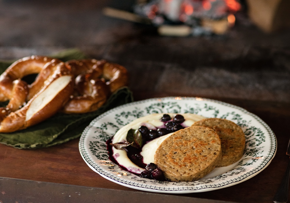 Burger con purè di patate e salsa ai mirtilli