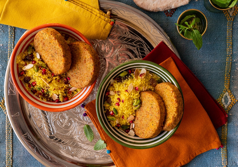 Burger ai ceci con couscous allo zafferano e frutta secca