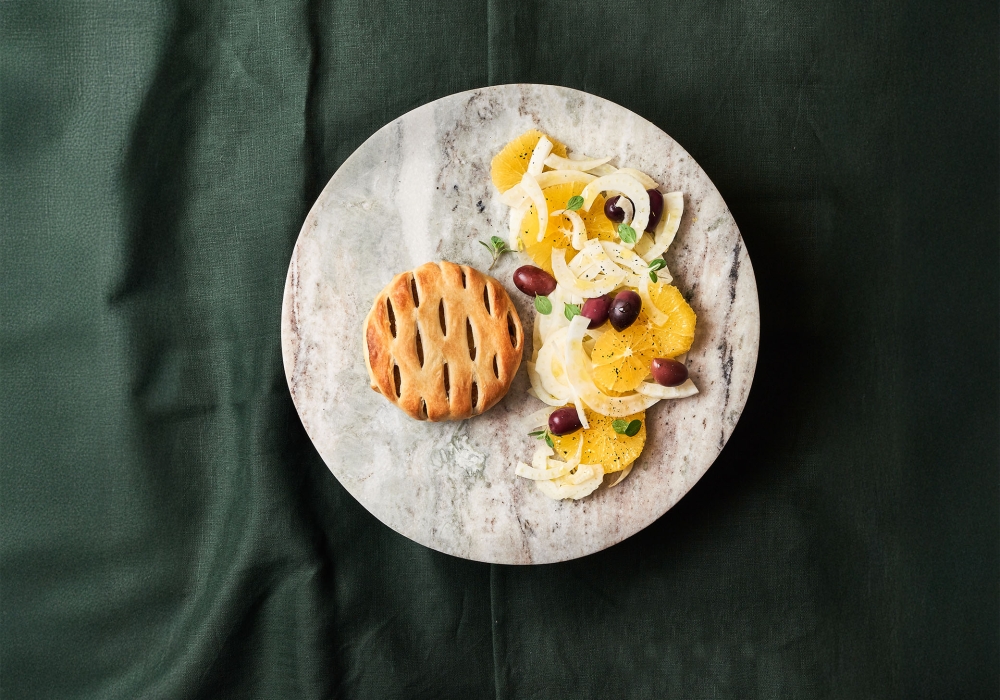 Burger di carciofi in crosta di sfoglia con insalatina di finocchi, arance e olive