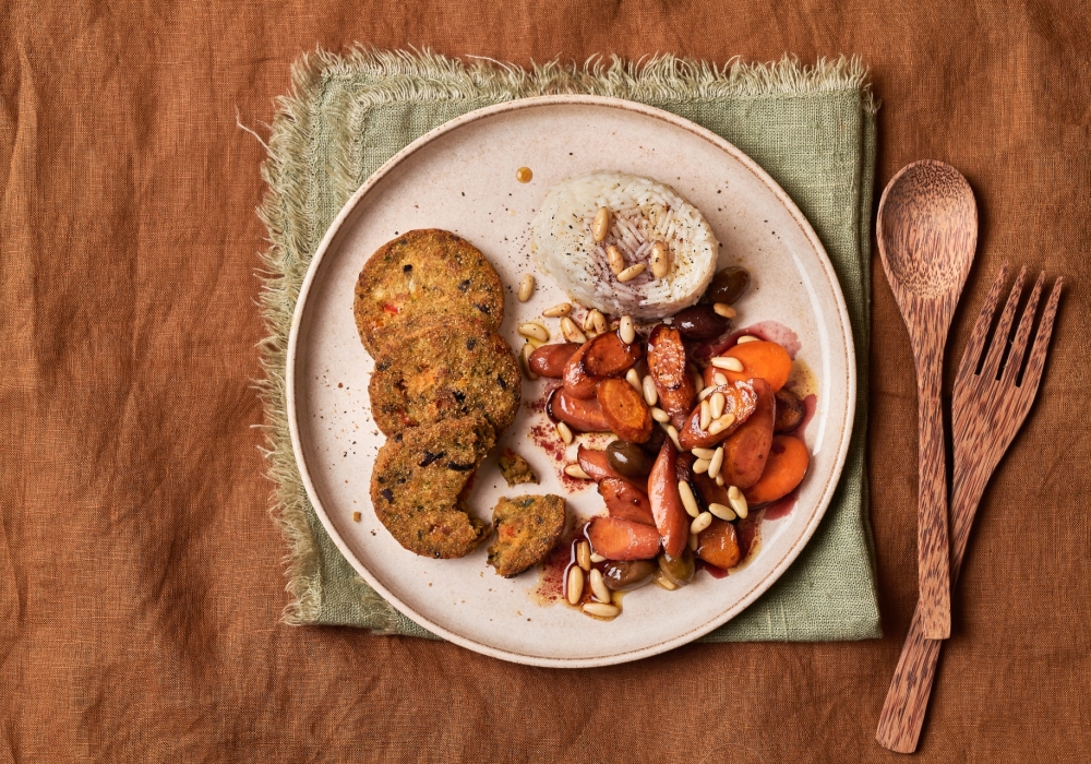 Mini burger alle verdure grigliate con carote al vino rosso e timballino di riso