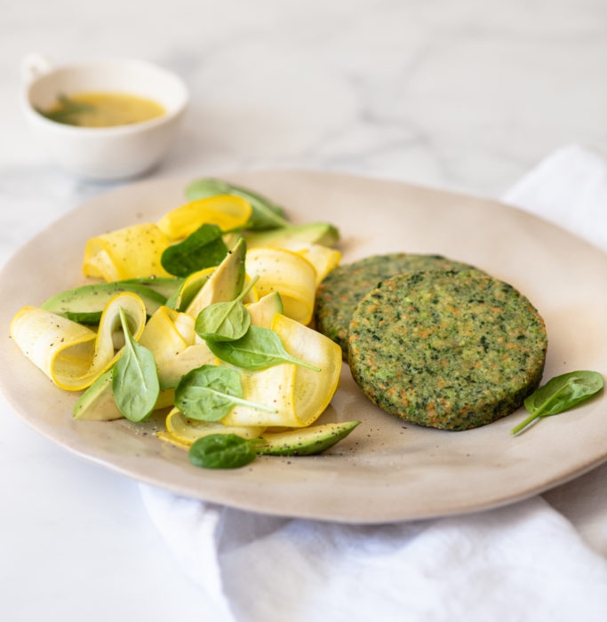 Burger agli spinaci con insalata di zucchine, spinacini, avocado e citronette al pompelmo