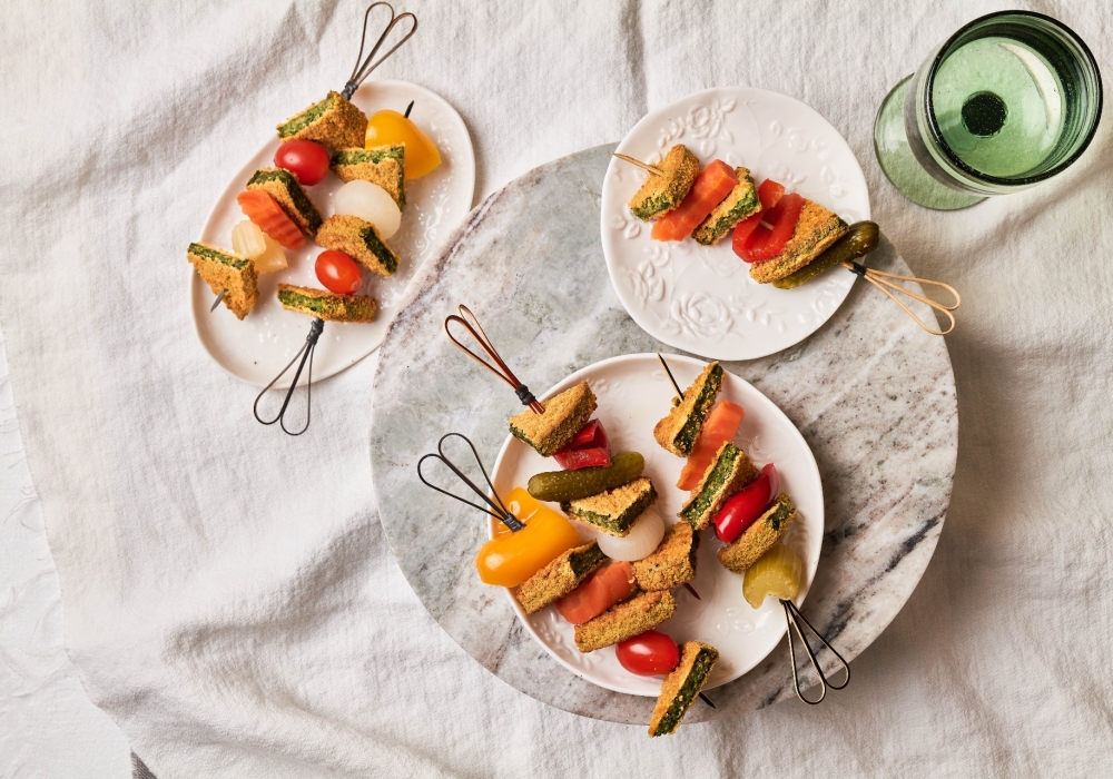 Spiedini di cotoletta con spinaci con pomodorini e giardiniera