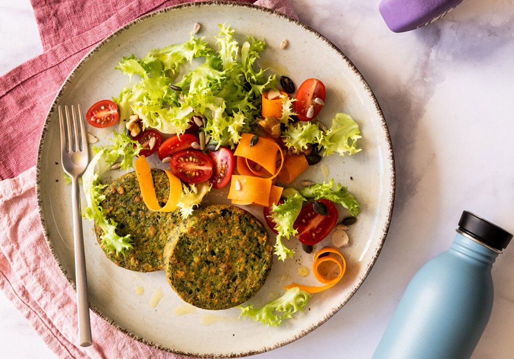 Burger agli spinaci con insalata e semi