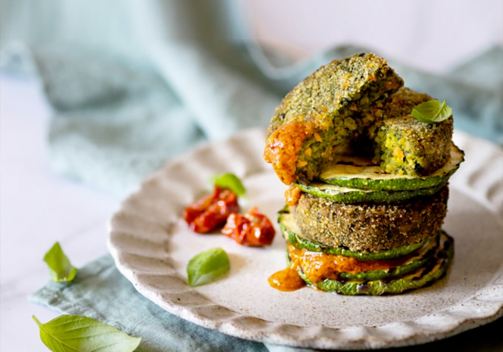 Mini burger agli spinaci su millefoglie di zucchine e pesto di pomodori secchi