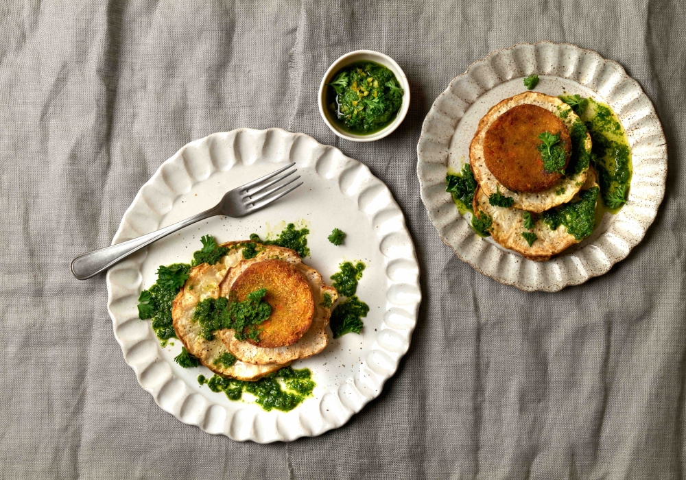 Mini burger alla zucca su medaglioni di sedano rapa arrosto e salsa verde
