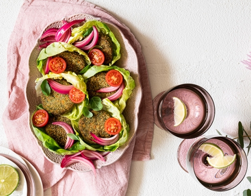 La ricetta del giorno: foglie croccanti con mini burger e cipolle in agrodolce