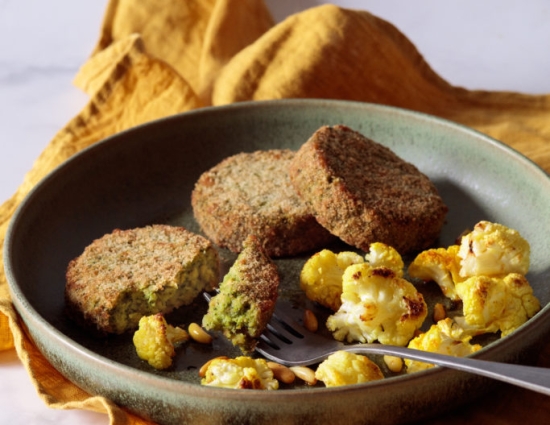 Mini burgers with broccoli and roasted cauliflower with turmeric and pine nuts