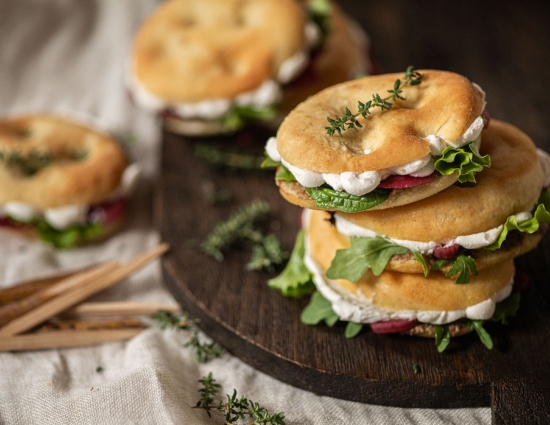 Focaccine con spalmabile vegetale, cipolla marinate e patè di olive