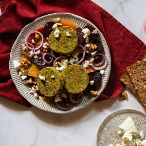 MINI KIOENE MIT SPINAT auf Orangen- und Rote Bete-Carpaccio