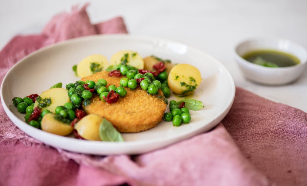 Cutlet with peas, new potatoes and sundried tomatoes with vegetable pesto