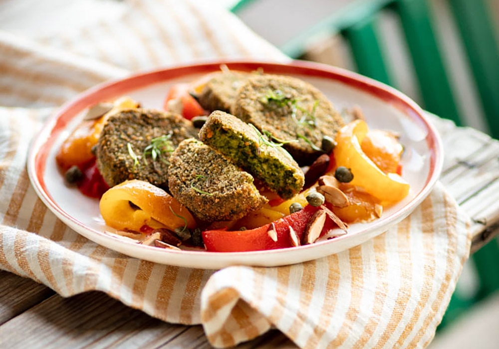Spinach mini burger with grilled bell peppers, capers, almonds and basil