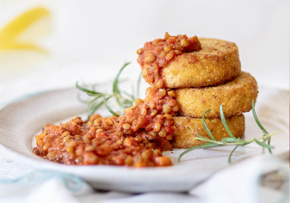 Pumpkin and carrot mini burgers with lentil ragout Bolognese style