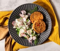 VERDE AMORE MIT TOMATEN, Kartoffel-Erbsen-Salat und Sauerrahmsauce